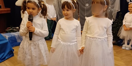 Powiększ grafikę: przedstawienia-swiateczne-w-wesolych-skrzatach-669266.jpg