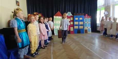 Powiększ grafikę: przedstawienie-spacer-po-gdansku-w-wykonaniu-dzieci-z-grupy-elfy-695728.jpg