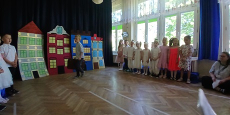 Powiększ grafikę: przedstawienie-spacer-po-gdansku-w-wykonaniu-dzieci-z-grupy-elfy-695729.jpg