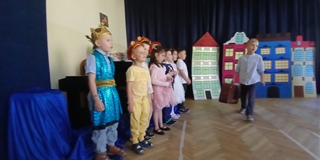 Powiększ grafikę: przedstawienie-spacer-po-gdansku-w-wykonaniu-dzieci-z-grupy-elfy-695732.jpg