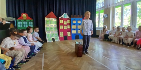 Powiększ grafikę: przedstawienie-spacer-po-gdansku-w-wykonaniu-dzieci-z-grupy-elfy-695733.jpg