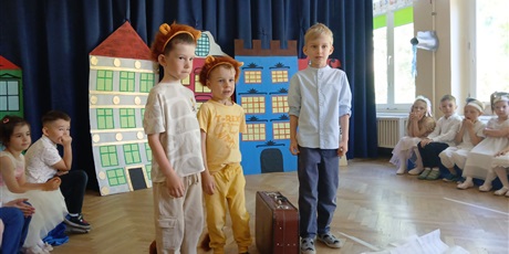 Powiększ grafikę: przedstawienie-spacer-po-gdansku-w-wykonaniu-dzieci-z-grupy-elfy-695737.jpg