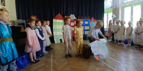 Powiększ grafikę: przedstawienie-spacer-po-gdansku-w-wykonaniu-dzieci-z-grupy-elfy-695738.jpg