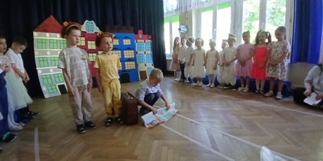 Powiększ grafikę: przedstawienie-spacer-po-gdansku-w-wykonaniu-dzieci-z-grupy-elfy-695739.jpg