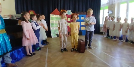 Powiększ grafikę: przedstawienie-spacer-po-gdansku-w-wykonaniu-dzieci-z-grupy-elfy-695740.jpg