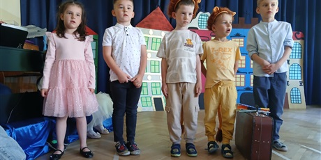 Powiększ grafikę: przedstawienie-spacer-po-gdansku-w-wykonaniu-dzieci-z-grupy-elfy-695744.jpg