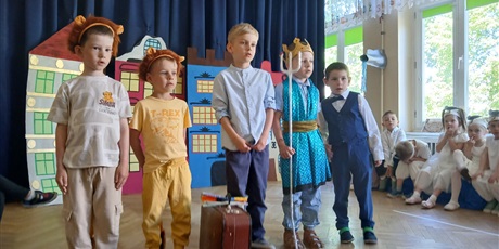 Przedstawienie ,,Spacer po Gdańsku'' w wykonaniu dzieci z grupy Elfy