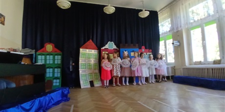 Powiększ grafikę: przedstawienie-spacer-po-gdansku-w-wykonaniu-dzieci-z-grupy-elfy-695753.jpg