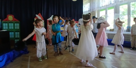 Powiększ grafikę: przedstawienie-spacer-po-gdansku-w-wykonaniu-dzieci-z-grupy-elfy-695756.jpg