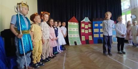 Powiększ grafikę: przedstawienie-spacer-po-gdansku-w-wykonaniu-dzieci-z-grupy-elfy-695773.jpg