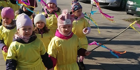 Powiększ grafikę: Na zdjęciu dzieci w żółtych strojach na plaży nad morzem witający wiosnę.