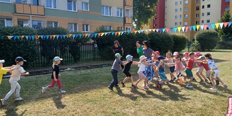 Powiększ grafikę: przedszkolny-dzien-sportu-w-wesolych-skrzatach-699228.jpg