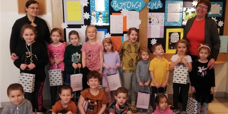 Powiększ grafikę: Na zdjęciu grupa przedszkolna z nauczycielkami podczas wręczenia nagród za konkurs .