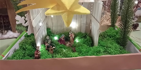 Powiększ grafikę: rozstrzygniecie-rodzinnego-konkursu-na-szopke-bozonarodzeniowa-w-przedszkolu-wesole-skrzaty-670038.jpg