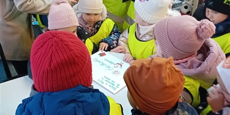 Powiększ grafikę: spacer-chochlikow-na-poczte-osiedlowa-listy-do-swietego-mikolaja-wyslane-663261.jpg