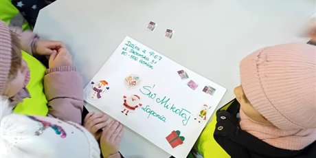 Powiększ grafikę: spacer-chochlikow-na-poczte-osiedlowa-listy-do-swietego-mikolaja-wyslane-663262.jpg