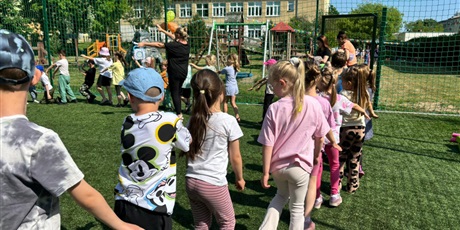 Powiększ grafikę: sportowe-spotkanie-z-uczniami-szkoly-podstawowej-nr-20-698750.jpg