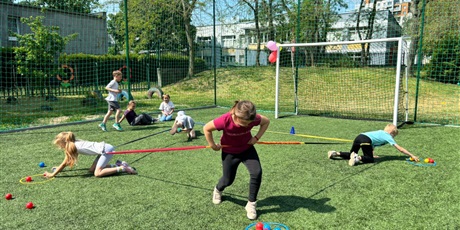 Powiększ grafikę: sportowe-spotkanie-z-uczniami-szkoly-podstawowej-nr-20-698764.jpg