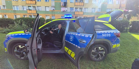 Powiększ grafikę: spotkanie-wesolych-skrzatow-z-pania-policjant-711540.jpg