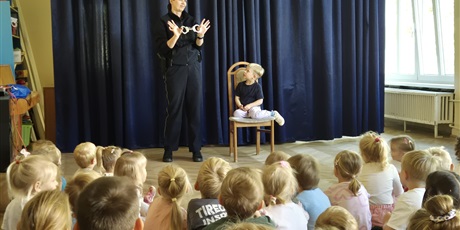 Powiększ grafikę: spotkanie-wesolych-skrzatow-z-pania-policjant-711541.jpg
