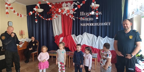 Powiększ grafikę: spotkanie-ze-straza-miejska-dzikie-zwierzeta-w-miescie-654817.jpg