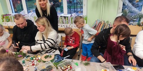 Powiększ grafikę: swiateczne-warsztaty-rodzinne-w-przedszkolu-wesole-skrzaty-665673.jpg
