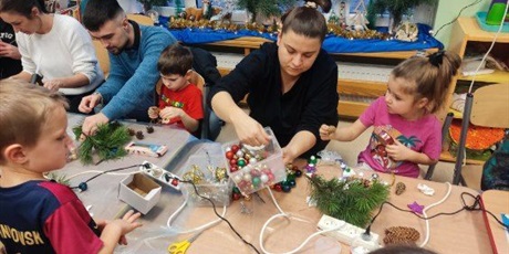 Powiększ grafikę: swiateczne-warsztaty-rodzinne-w-przedszkolu-wesole-skrzaty-665680.jpg