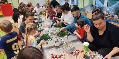 Powiększ grafikę: swiateczne-warsztaty-rodzinne-w-przedszkolu-wesole-skrzaty-665694.jpg
