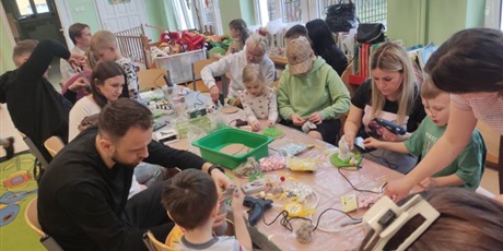 Powiększ grafikę: swiateczne-warsztaty-wielkanocne-z-rodzicami-w-przedszkolu-wesole-skrzaty-684667.jpg