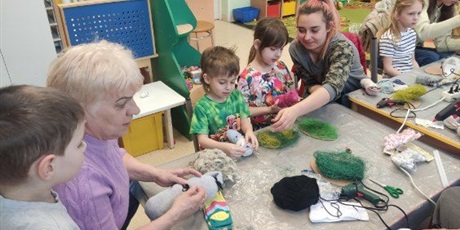 Powiększ grafikę: swiateczne-warsztaty-wielkanocne-z-rodzicami-w-przedszkolu-wesole-skrzaty-684668.jpg