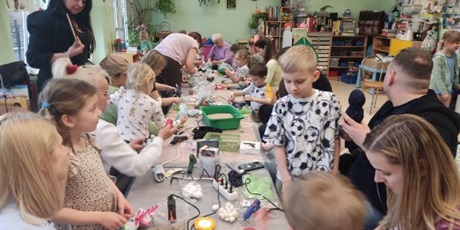 Powiększ grafikę: swiateczne-warsztaty-wielkanocne-z-rodzicami-w-przedszkolu-wesole-skrzaty-684669.jpg