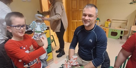 Powiększ grafikę: swiateczne-warsztaty-z-rodzicami-w-przedszkolu-wesole-skrzaty-663342.jpg