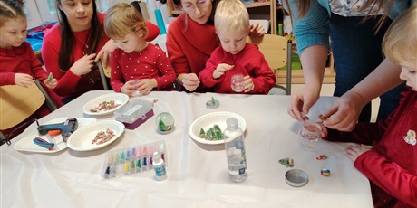 Powiększ grafikę: swiateczne-warsztaty-z-rodzicami-w-przedszkolu-wesole-skrzaty-663351.jpg