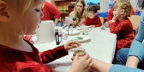 Powiększ grafikę: swiateczne-warsztaty-z-rodzicami-w-przedszkolu-wesole-skrzaty-663353.jpg