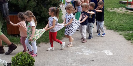 Powiększ grafikę: Na zdjęciu dzieci podczas zabaw na przedszkolnym placu zabaw z okazji dnia dziecka.