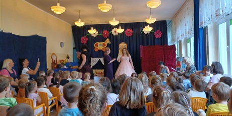 Teatrzyk nauczyciele dzieciom "Kopciuszek" 