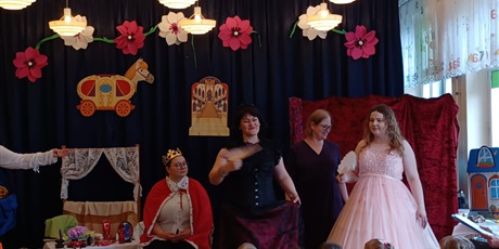 Powiększ grafikę: teatrzyk-nauczyciele-dzieciom-kopciuszek-625821.jpg
