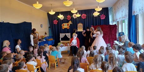 Powiększ grafikę: teatrzyk-nauczyciele-dzieciom-kopciuszek-625822.jpg