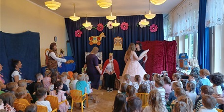 Powiększ grafikę: teatrzyk-nauczyciele-dzieciom-kopciuszek-625826.jpg