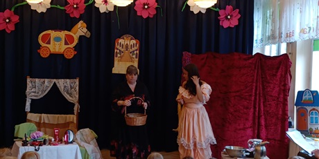 Powiększ grafikę: teatrzyk-nauczyciele-dzieciom-kopciuszek-625828.jpg