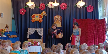 Powiększ grafikę: teatrzyk-nauczyciele-dzieciom-kopciuszek-625831.jpg