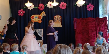 Powiększ grafikę: teatrzyk-nauczyciele-dzieciom-kopciuszek-625835.jpg
