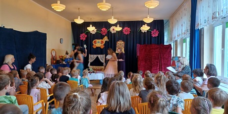 Powiększ grafikę: teatrzyk-nauczyciele-dzieciom-kopciuszek-625836.jpg