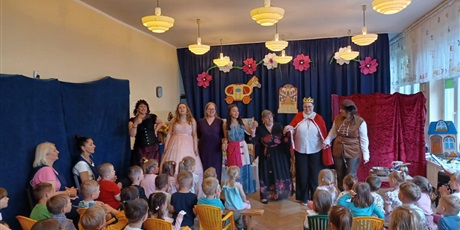 Powiększ grafikę: teatrzyk-nauczyciele-dzieciom-kopciuszek-625837.jpg