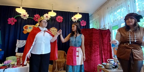 Powiększ grafikę: teatrzyk-nauczyciele-dzieciom-kopciuszek-625842.jpg
