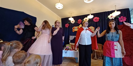 Powiększ grafikę: teatrzyk-nauczyciele-dzieciom-kopciuszek-625843.jpg