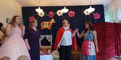 Powiększ grafikę: teatrzyk-nauczyciele-dzieciom-kopciuszek-625844.jpg