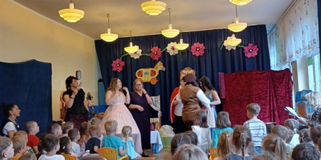 Powiększ grafikę: teatrzyk-nauczyciele-dzieciom-kopciuszek-625845.jpg