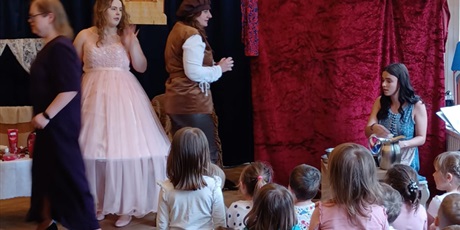 Powiększ grafikę: teatrzyk-nauczyciele-dzieciom-kopciuszek-625846.jpg