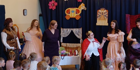 Powiększ grafikę: teatrzyk-nauczyciele-dzieciom-kopciuszek-625847.jpg